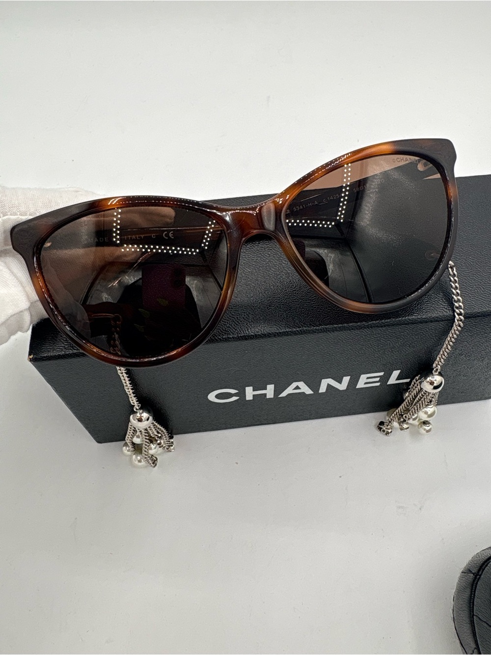 CHANEL Limited Edition Tortoiseshell Cat-Eye Sunglasses with Pearl Tassel Chain - Picture 3 of 11
